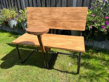 tuinbankje met tafeltje beschikbaar voor biedingen