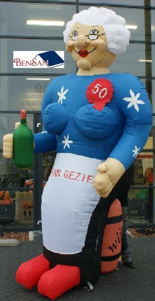 sarah huren met wijnfles en wijnvat bensan enter, Hobby en Vrije tijd, Feestartikelen | Verhuur, Zo goed als nieuw, Abraham of Sarah