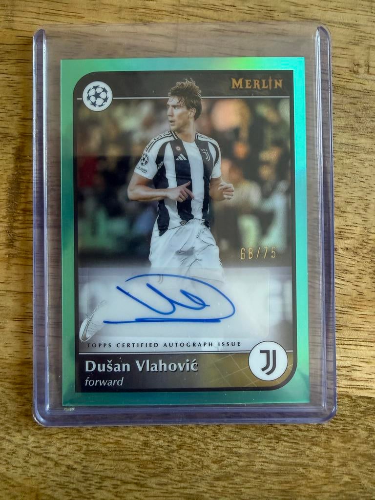 Topps Merlin 2025 Vlahovic Auto /75, Ophalen of Verzenden, Nieuw, Buitenlandse clubs, Spelerskaart