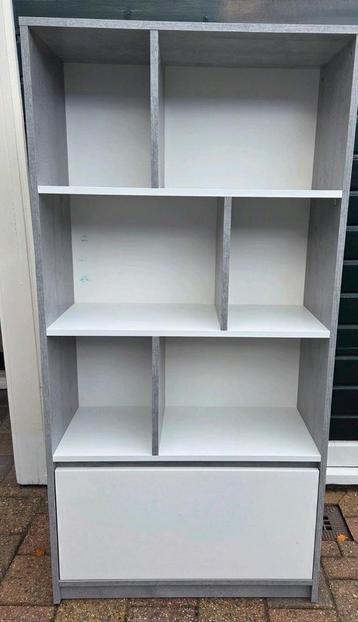 Vakken kast  beschikbaar voor biedingen