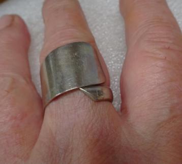 Zilverkleurige ring omslag band van breed naar smal beschikbaar voor biedingen