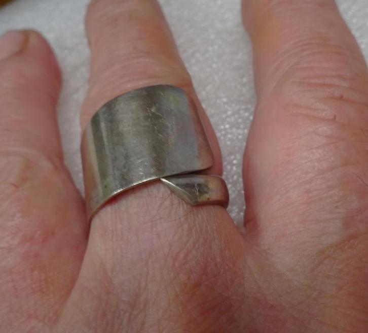 Zilverkleurige ring omslag band van breed naar smal, Sieraden, Tassen en Uiterlijk, Ringen, Gebruikt, Dame, 17 tot 18, Zilver