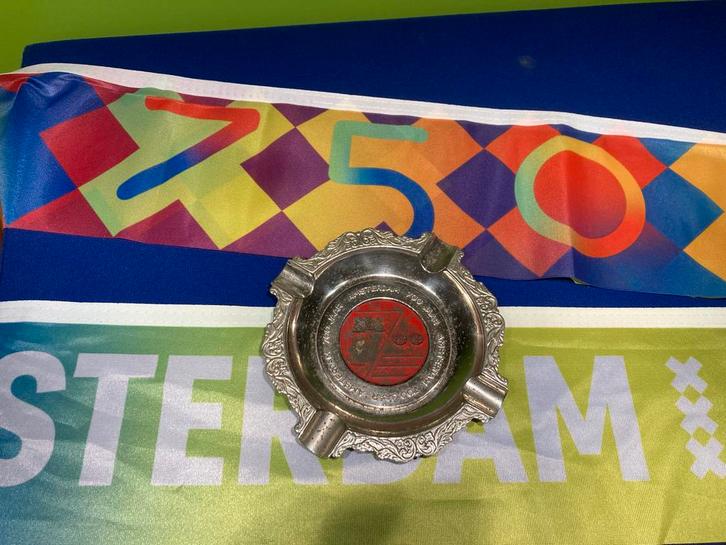 Amsterdam 750 & 700 jaar – vlaggen + asbak set, Verzamelen, Overige Verzamelen, Gebruikt, Ophalen of Verzenden