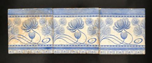 Drie antieke Delfts Blauw decor tegels met bloemen, Verzamelen, Overige Verzamelen, Gebruikt, Ophalen of Verzenden