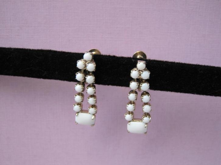 Oorbellen melkglas steentjes /schroefmodel, Sieraden, Tassen en Uiterlijk, Antieke sieraden, Oorbellen, Overige materialen, Verzenden