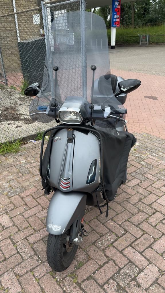 Vespa sprint 2017! + topkoffer, Fietsen en Brommers, Scooters | Vespa, Zo goed als nieuw, Benzine, Ophalen of Verzenden