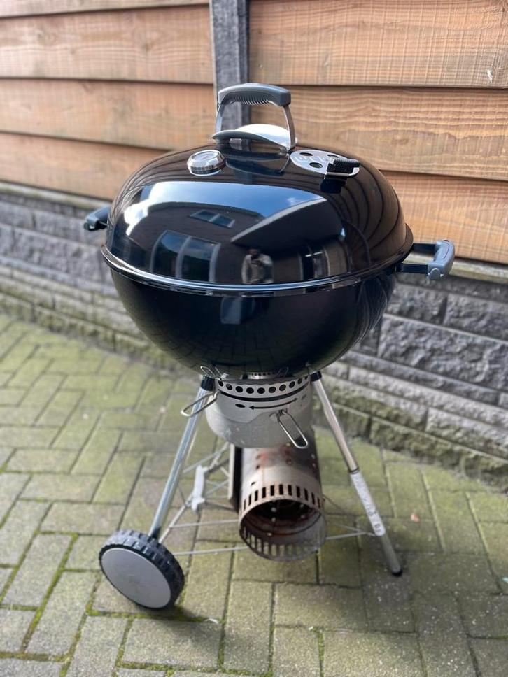 Weber BBQ 57 cm met hoes en brikettenstarter, Tuin en Terras, Houtskoolbarbecues, Gebruikt, Met accessoires, Ophalen