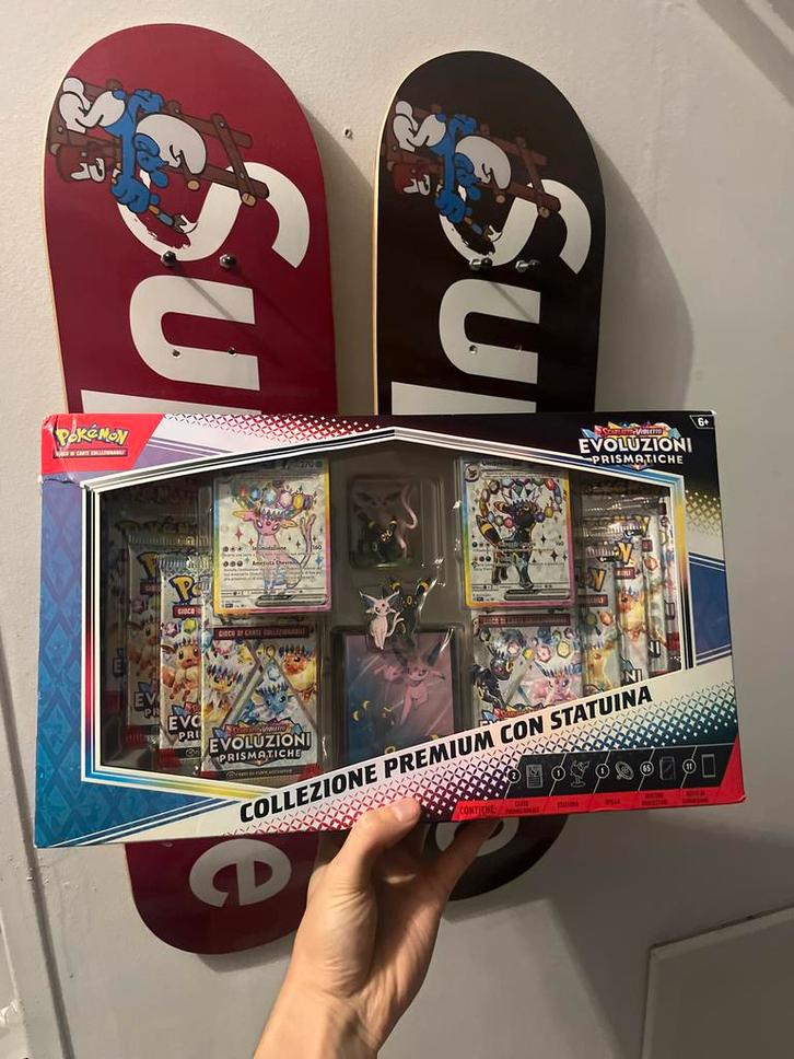 Pokémon Prismatic Evolutions Premium Collectie (IT), Verzamelen, Speelgoed, Nieuw, Ophalen of Verzenden