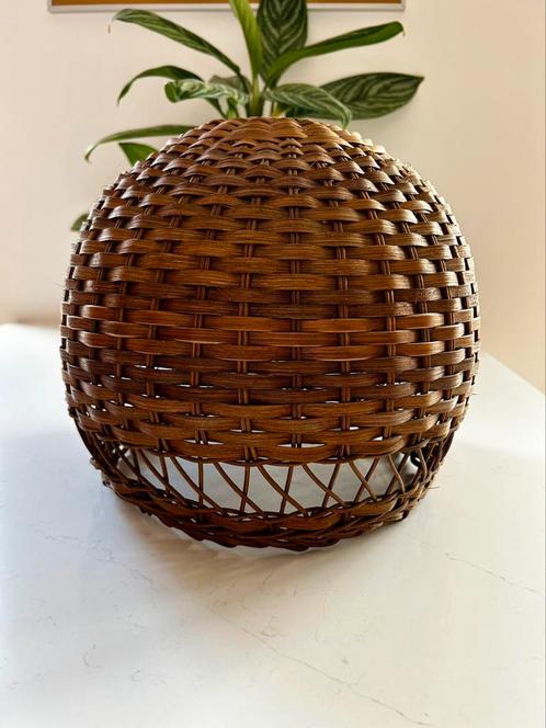 1x vintage ronde rieten lampenkap. Bruine rotan hanglamp ‘70, Huis en Inrichting, Lampen | Lampenkappen, Zo goed als nieuw, 25 tot 50 cm