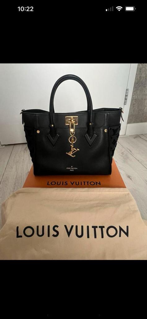 Louis vuitton zwarte on my side MM tas, Sieraden, Tassen en Uiterlijk, Tassen | Damestassen, Zo goed als nieuw, Zwart, Ophalen