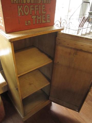 diverse antieke en brocante kasten en kastjes beschikbaar voor biedingen