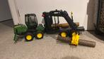 Bruder John Deere 1210E bosbouwtractor met boomstammen, Ophalen of Verzenden, Zo goed als nieuw