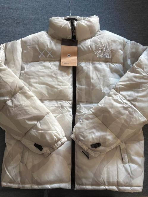 The North Face x KAWS Puffer Jas – Wit/Beige, maat M, Kleding | Heren, Jassen | Winter, Zo goed als nieuw, Maat 48/50 (M), Wit
