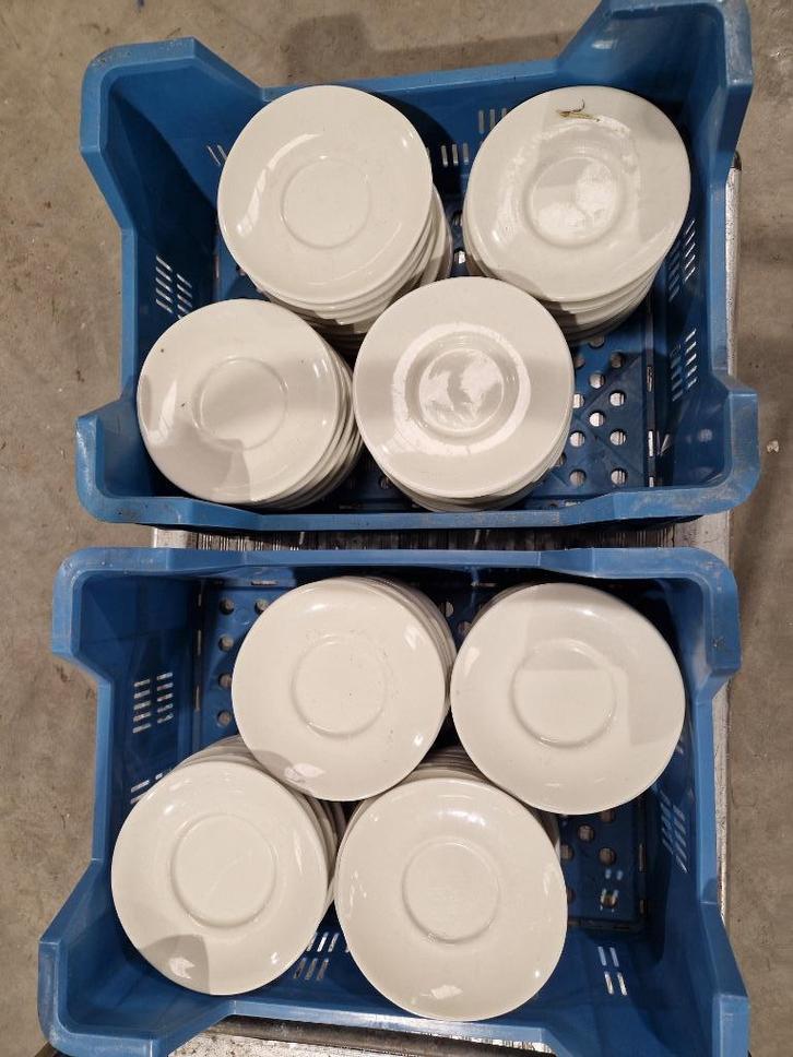 61 stuks offwhite schotels 14.3cm, Huis en Inrichting, Keuken | Servies, Gebruikt, Kop(pen) en/of Schotel(s), Overige stijlen