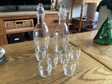 Karafjes met 6 glaasjes,geribbeld,leuk voor de feestdagen. beschikbaar voor biedingen