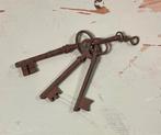 Antieke Franse sleutelbos met 3 sleutels