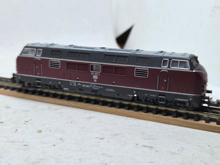 Minitrix V221 Diesellocomotief - Prima Staat!, Hobby en Vrije tijd, Modeltreinen | N-Spoor, Zo goed als nieuw, Locomotief, Gelijkstroom