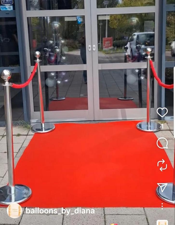 Te huur! Rode loper met 4 afzetpalen voor €50, Hobby en Vrije tijd, Feestartikelen | Verhuur, Zo goed als nieuw, Geboorte of Huwelijk