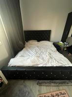 Mooi lederlook bed in zwart met prachige steentjes, Huis en Inrichting, Slaapkamer | Bedden, Overige materialen, Zwart, Tweepersoons