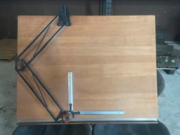 Mooie antieke tekentafel beschikbaar voor biedingen