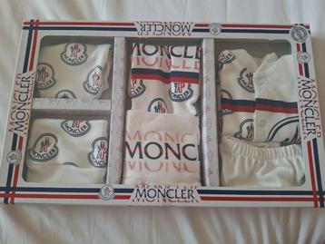 Baby kleding MONCLER New born baby
AANBIEDING!! beschikbaar voor biedingen