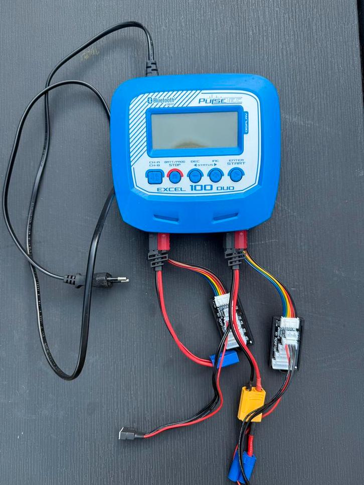 Rc accu lader. Pulsetec excel 100 duo, Hobby en Vrije tijd, Modelbouw | Radiografisch | Overige, Zo goed als nieuw, Ophalen of Verzenden