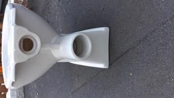 Nieuwe toiletpot met nieuwe eiken bril beschikbaar voor biedingen