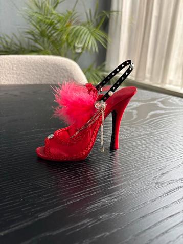 Sieradenhouder in de vorm van een rode hak beschikbaar voor biedingen