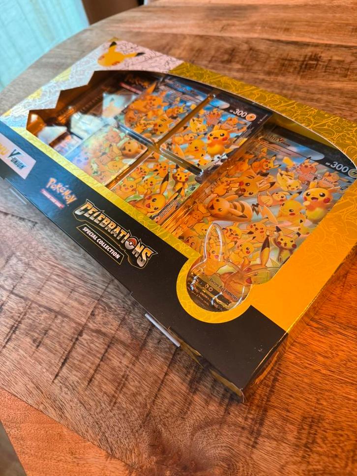 Celebrations Pikachu V Union Special Collection Box, Hobby en Vrije tijd, Verzamelkaartspellen | Pokémon, Nieuw, Boosterbox, Foil
