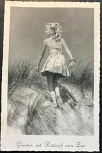 Katwijk aan Zee 1958 - jongedame aan zee, Ophalen of Verzenden