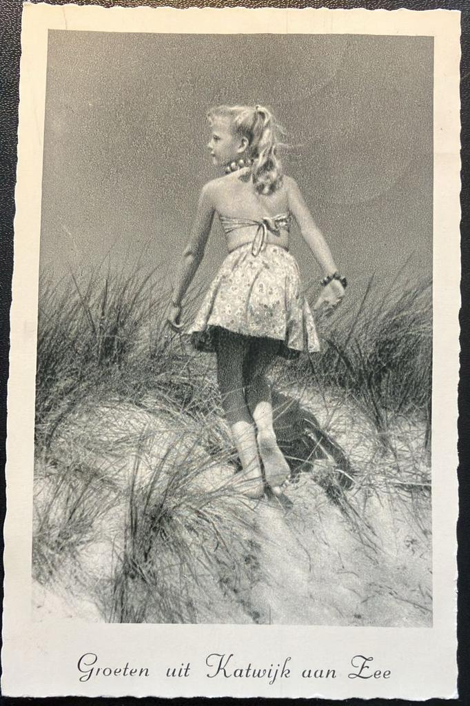 Katwijk aan Zee 1958 - jongedame aan zee, Verzamelen, Ansichtkaarten | Nederland, Ophalen of Verzenden