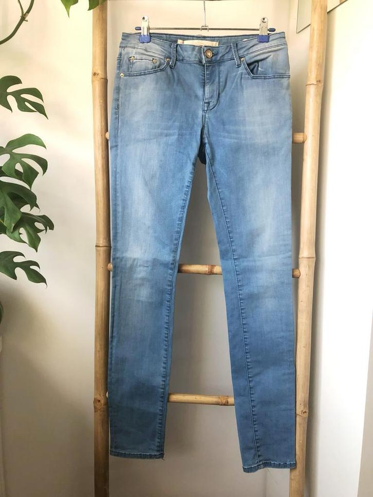 Zara Lichtblauwe dames jeans maat 36, Kleding | Dames, Spijkerbroeken en Jeans, Zo goed als nieuw, W28 - W29 (confectie 36), Blauw