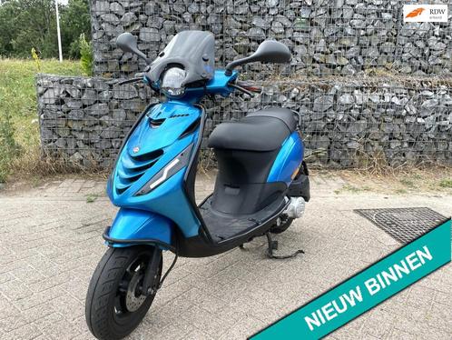 Piaggio Zip SP ICE BLUE E5 RUNNER DIV. OPTIES BETAAL met in3, Fietsen en Brommers, Scooters | Piaggio, Gebruikt, Zip, Benzine