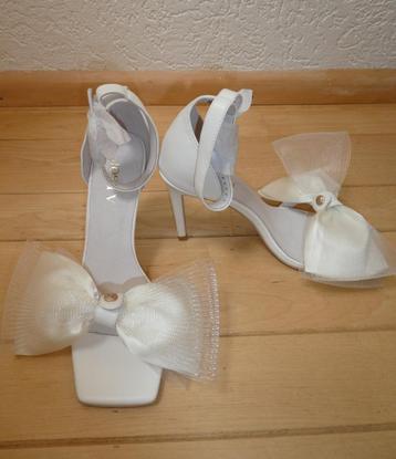 NIEUW Josh V pumps maat 39 offwhite strik satijn voile Liva beschikbaar voor biedingen