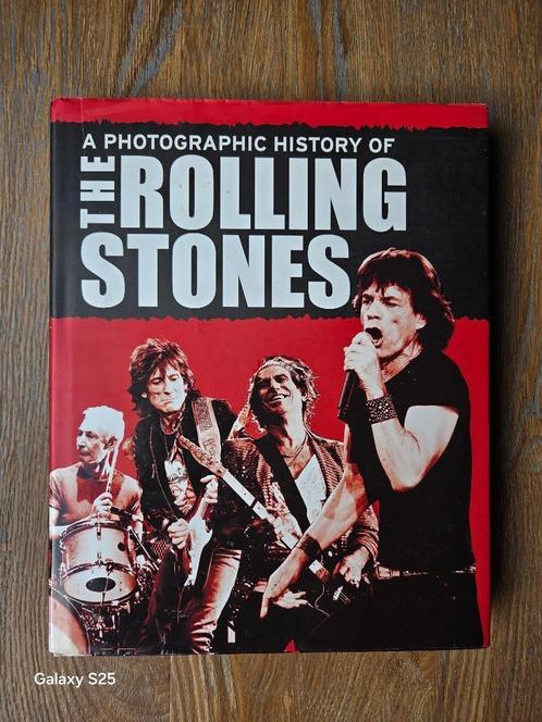 The Rolling Stones - a photographic history, Verzamelen, Muziek, Artiesten en Beroemdheden, Zo goed als nieuw, Boek, Tijdschrift of Artikel