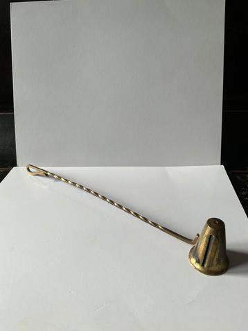 Een oude en gebruikte koperen / messing kaarsendover. 30 cm. beschikbaar voor biedingen