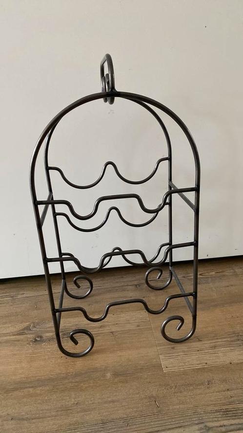 Metalen wijnrek met sierlijk golvend ontwerp, Huis en Inrichting, Woonaccessoires | Wijnrekken, Zo goed als nieuw, Minder dan 50 cm