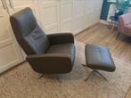 Draaibare fauteuil met voetenbank. Grijs leer, Huis en Inrichting, Fauteuils, Minder dan 75 cm, Gebruikt, Leer, 50 tot 75 cm