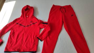 Nike tech pak beschikbaar voor biedingen