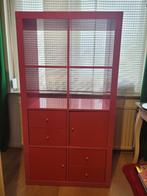 Kallax kast IKEA roze met rode  lades en deurtjes, Huis en Inrichting, Kasten | Wandmeubels, Ophalen, 100 tot 150 cm, Zo goed als nieuw