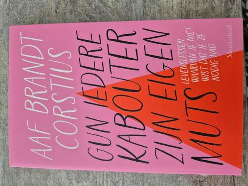 Aaf Brandt Corstius - Gun iedere kabouter zijn eigen muts, Boeken, Essays, Columns en Interviews, Zo goed als nieuw, Ophalen of Verzenden
