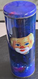 Leuke clown op houten schommel. Nieuw in bijbehorend blik., Verzamelen, Ophalen of Verzenden, Nieuw, Pop