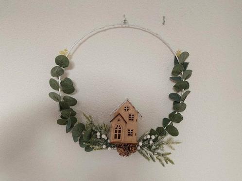 Krans 30cm kunst eucalyptus + huisje LED verlichting kerst, Huis en Inrichting, Woonaccessoires | Kransen, Nieuw, Ophalen of Verzenden