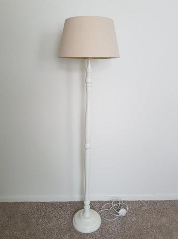 Lamp beige linnen kap beschikbaar voor biedingen