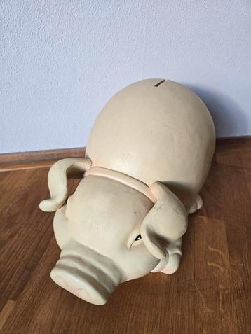 Grote spaarpot varken beschikbaar voor biedingen