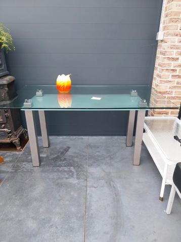 Grote tafel beschikbaar voor biedingen