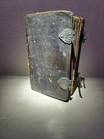 18e eeuws zilver op antiek bijbeltje /gebedenboek 2 sloten, Antiek en Kunst, Antiek | Goud en Zilver, Ophalen of Verzenden, Zilver