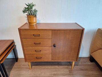 Vintage dressoir teak hout beschikbaar voor biedingen