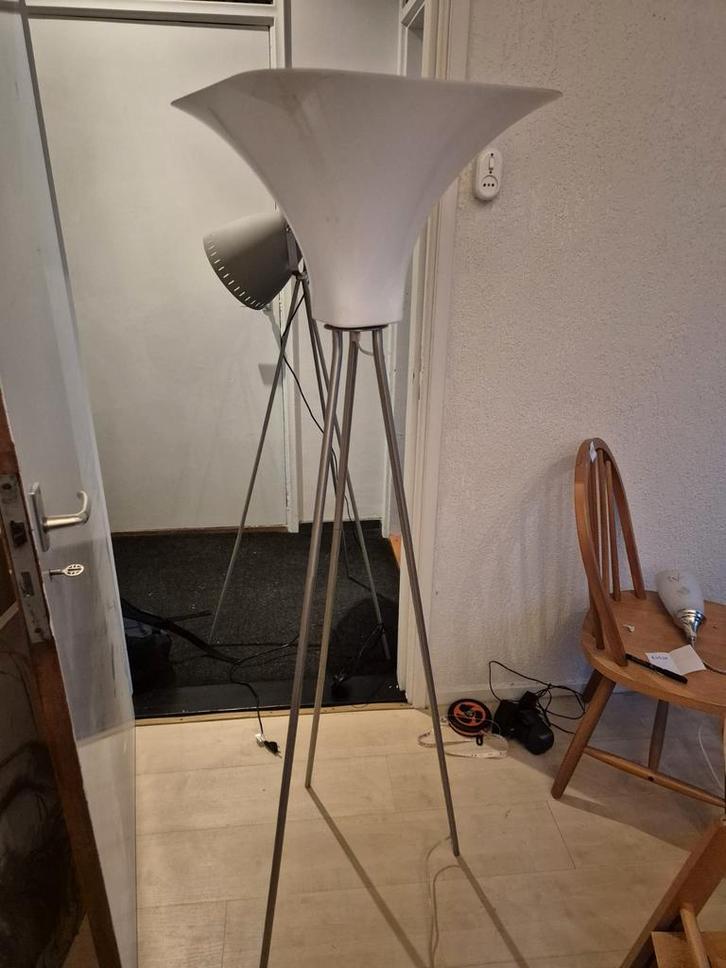 Design Uplighter Tripod Vloerlamp - Scandinavisch, Huis en Inrichting, Lampen | Vloerlampen, Gebruikt, 150 tot 200 cm, Glas, Metaal