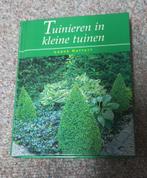 Tuinieren in kleine tuinen van Lance Hattatt, Boeken, Wonen en Tuinieren, Ophalen of Verzenden, Gelezen